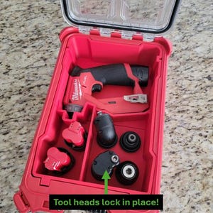 Op de afbeelding: Een rode gereedschapskoffer met een Milwaukee elektrisch gereedschap en meerdere gereedschapskoppen. De gereedschapskoppen zijn vergrendeld.