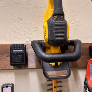Wandhalterung für Dealt 20V Heckenschere Wandhalterung / Aufhänger & inklusive Dewalt 20V Batteriehalterung