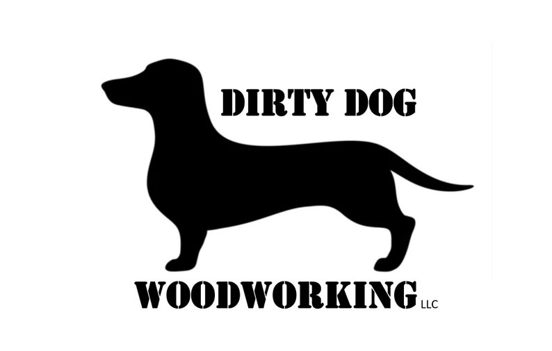 Pode incluir: Silhueta preta de um dachshund com o texto "DIRTY DOG WOODWORKING LLC" abaixo.