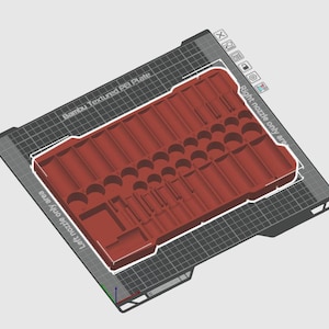 Könnte beinhalten: Ein roter 3D-gedruckter Organizer mit verschiedenen Fächern und Schlitzen. Der Organizer ist für eine strukturierte PEI-Platte konzipiert. Der Text auf der Platte lautet "Bambu Textured PEI Plate". Zusätzlicher Text zeigt "Left nozzle only area" und "Right nozzle only area".