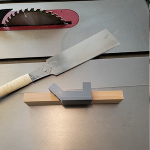 Magnetic Saw Guide For Perfectly Straight 45 and 90 Degree Cuts / Joinery / Box Joints