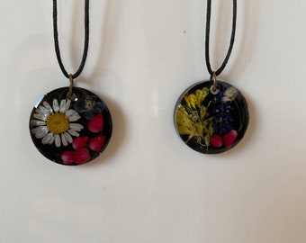 handmade black jewelry pendant, Pressed Flower Black Circle Necklace, Daisy Resin Necklace, gifts for her,
