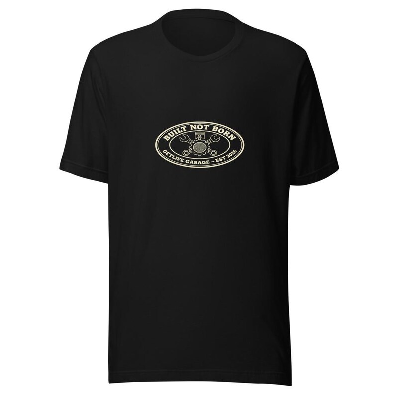 Camiseta Built Not Born Garage con escudo de motor vintage - Tinta crema Bella Canvas imagen 1