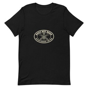Camiseta Built Not Born Garage con escudo de motor vintage - Tinta crema Bella Canvas imagen 4