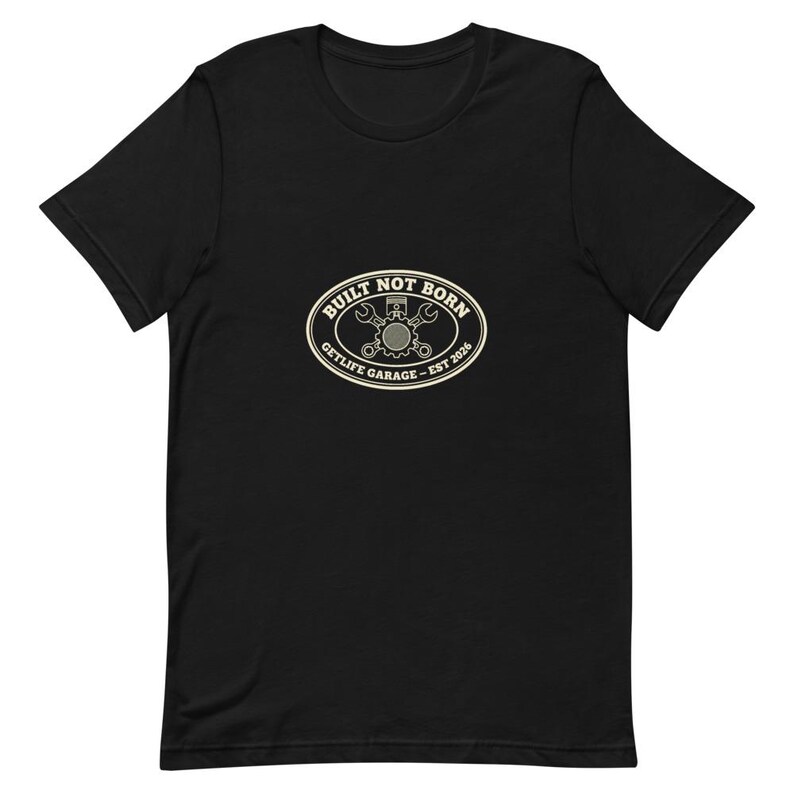 Camiseta Built Not Born Garage con escudo de motor vintage - Tinta crema Bella Canvas imagen 4