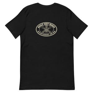 Camiseta Built Not Born Garage con escudo de motor vintage - Tinta crema Bella Canvas imagen 8