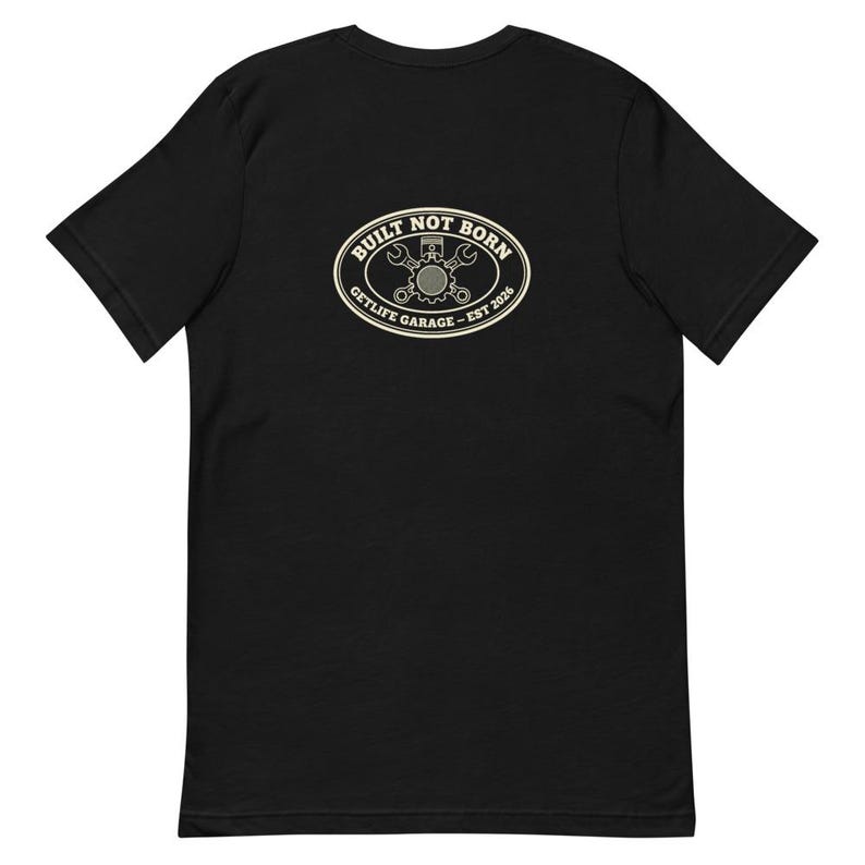 Camiseta Built Not Born Garage con escudo de motor vintage - Tinta crema Bella Canvas imagen 8