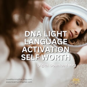 Peut inclure: Reflet d'une femme dans un miroir rond argenté. Le texte "DNA LIGHT LANGUAGE ACTIVATION SELF WORTH" et "Digital Download MP3" sont visibles. Le nom de la boutique Etsy et le site web sont également présents.