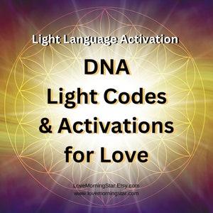 Op de afbeelding: Een gele en paarse achtergrond met een levensbloemsymbool in het midden. De tekst "Light Language Activation DNA Light Codes & Activations for Love" is in zwarte tekst geschreven. De tekst "LoveMorningStar.Etsy.com www.lovemorningstar.com" is in kleinere zwarte tekst onderaan geschreven.