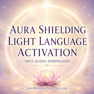 Peut inclure: Illustration numérique avec le texte "Aura Shielding Light Language Activation" en violet foncé. Une fleur de lotus rose et violette est en bas, avec un fond lumineux. Le texte "(MP3 Audio Download)" est également inclus.