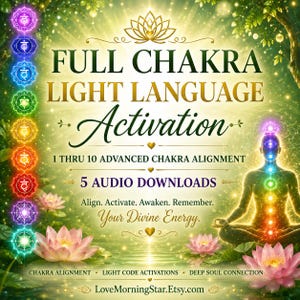 Peut inclure: Image numérique promouvant l'alignement des chakras et les activations de code de lumière. Le visuel présente le texte "FULL CHAKRA LIGHT LANGUAGE Activation" avec une personne méditant, des fleurs de lotus et des symboles de chakra. L'URL de la boutique Etsy est visible.