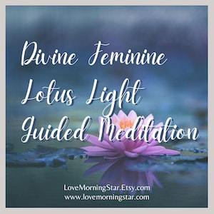 Puede incluir: Una flor de loto rosa flota en la superficie de un cuerpo de agua tranquilo. El texto "Divine Feminine Lotus Light Guided Meditation" se superpone a la imagen. El texto "LoveMorningStar.Etsy.com www.lovemorningstar.com" está en la parte inferior de la imagen.