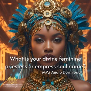 Puede incluir: Ilustración digital de una mujer adornada con elaboradas joyas doradas y turquesas y un tocado de plumas. El texto de la imagen dice: "¿Cuál es el nombre de tu alma femenina divina sacerdotisa o emperatriz? Descarga de audio MP3."