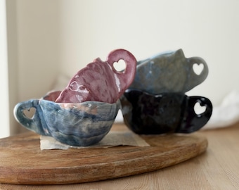 小さな素朴なベージュのハート型セラミックエスプレッソカップ