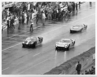 1966 Ford GT Mark II Wins the 24 Hours of Lemans Press Photo and Release 0410