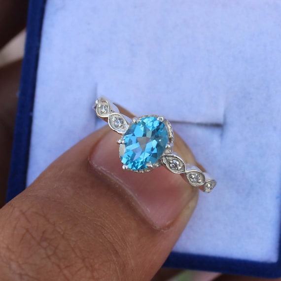 スイスブルートパーズ婚約指輪スターリングシルバーロジウムニッケル仕上げ2.00カラットサイズ5 to 9 スイスブルートパーズリング：スターリングシルバーのハローエンゲージ