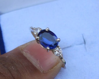 Anillo vintage de plata de ley con zafiro de laboratorio y halo de circonitas.
