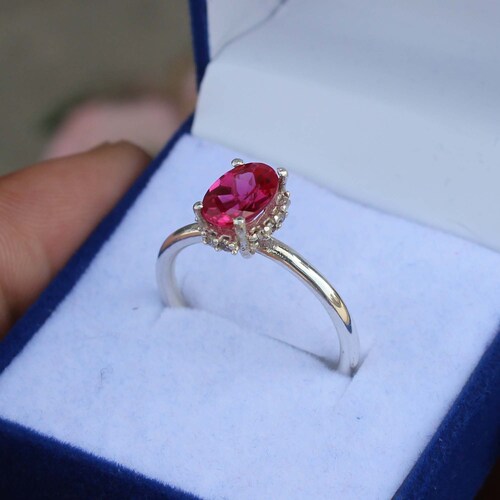 Bague rubis ovale de laboratoire : argent sterling 925, accents d'oxydes de zirconium