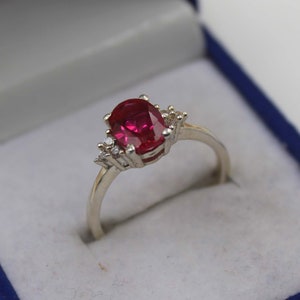 Anello in argento sterling con rubino sintetico: anello di fidanzamento con gemma ovale