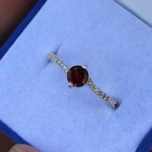 Anello in granato fatto a mano - Regalo unico con pietra portafortuna per lei