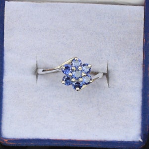 Anillo de flor de tanzanita hecho a mano: joyería de aniversario en plata de ley 925