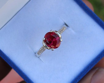Anillo de rubí: piedra preciosa ovalada, detalles de circonita cúbica, plata de ley
