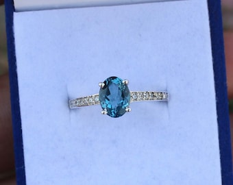 Anillo de topacio azul de Londres: piedra preciosa ovalada, plata de ley, piedra natal de diciembre