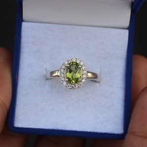 Anello ovale con peridoto: pietra portafortuna di agosto in argento sterling realizzata a mano