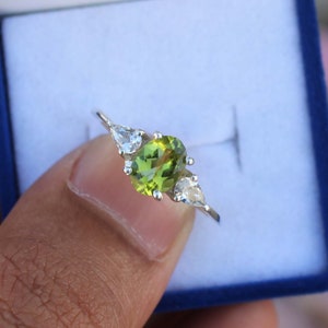 Anillo de peridoto hecho a mano / Regalo único de diseño en plata de ley