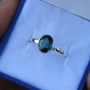 Bague topaze bleue naturelle de Londres, topaze véritable 6 x 8 mm, bague en argent sterling, délicate, promesse, bague d'anniversaire pour femme, cadeau pour la fête des mères