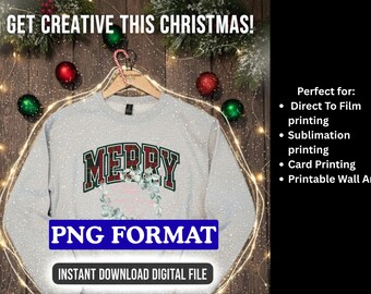 Op de afbeelding: Een lichtgrijs sweatshirt met het woord "MERRY" in een rood-groen collegelettertype. De tekst "PNG FORMAT" staat in een blauwe doos en "INSTANT DOWNLOAD DIGITAL FILE" staat eronder. De afbeelding heeft kerstversieringen.