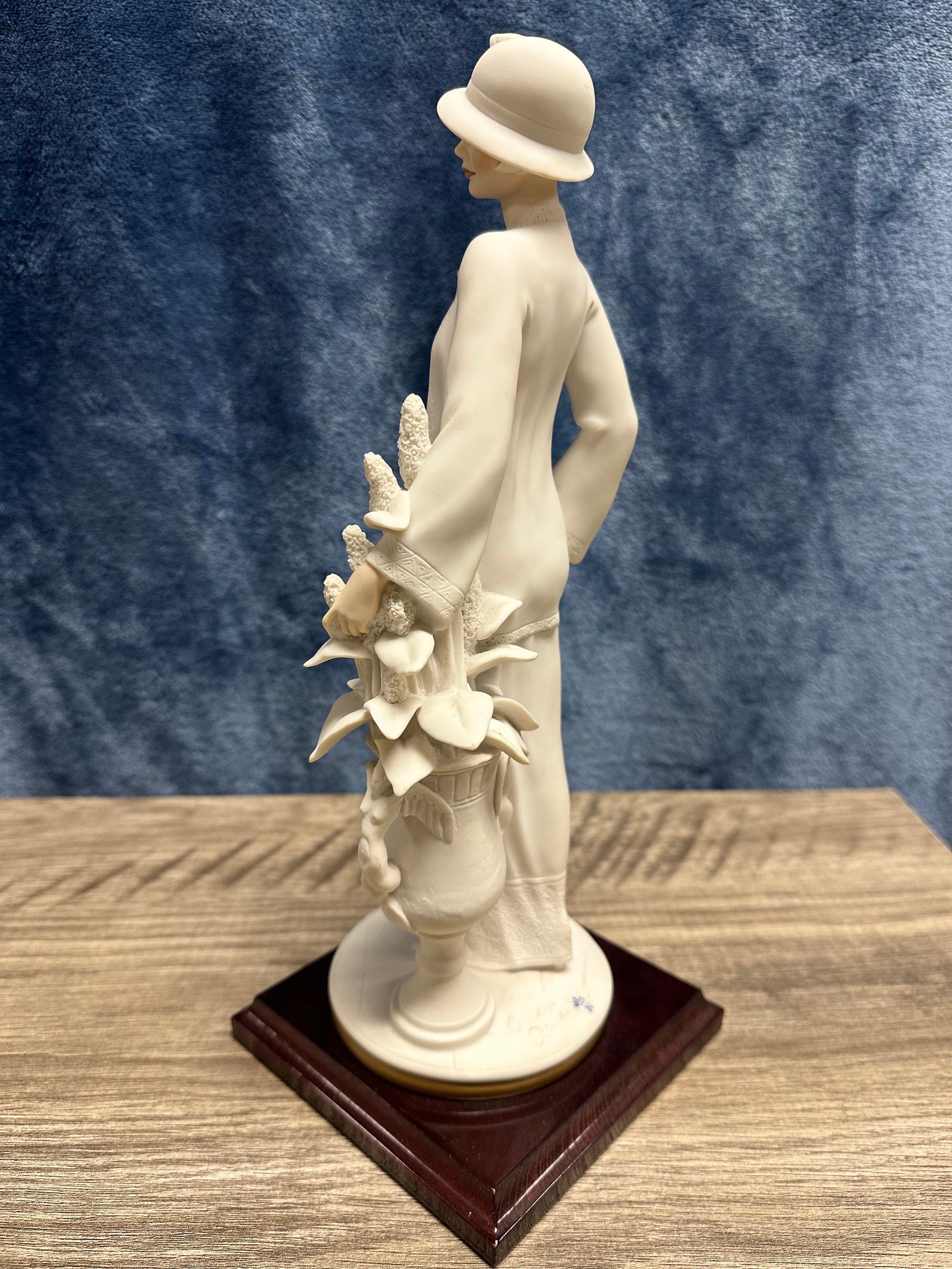 RARE GIOVANNI COLLECTION FIGURINE ELEGANT 13 3/8 - LADY WITH FLOWER STATUE