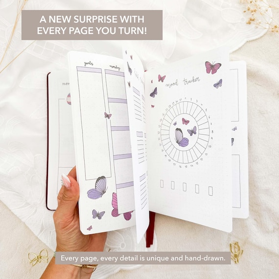 Vorgefertigtes Bullet Notebook | A5 Journal | Undatierter Jahresplaner | Monatliche Themes | 224 handgemalte Seiten | Personalisierung