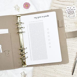 Ringbandinzetstukken | A5 Mijn jaar in pixels | Handgeschilderde enkele pagina | Journaling Tracker | 100% gerecycled papier | Kalenderinzetstukken voor tijdschriften
