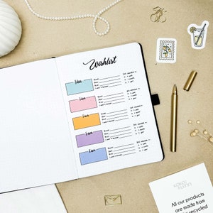 Puede incluir: Una página de un bullet journal con la palabra "Wishlist" escrita en la parte superior. La página está dividida en cinco secciones, cada una con un cuadro de color y etiquetada como "Idea". Cada sección tiene campos para "Brand", "Store", "Price", "I want it because" y "Still interested in".
