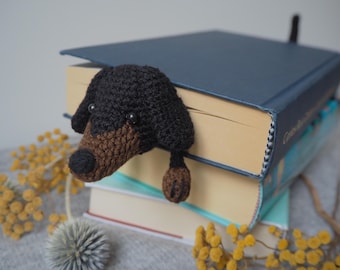 Marque-page chien teckel noir, cadeau teckel pour amoureux des chiens, cadeau chien saucisse, marque-page 3D au crochet, marque-page Doxie, cadeau Dackel