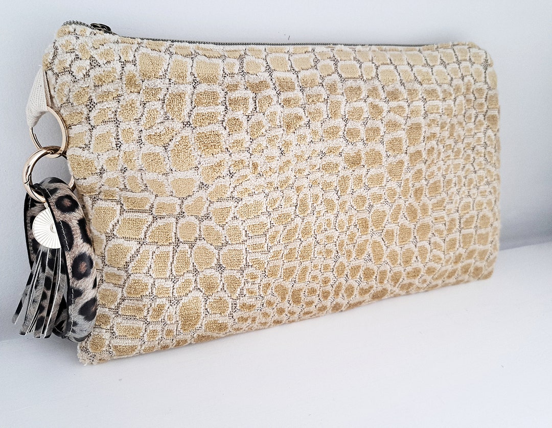 Elegant Alligator Print Crossbody Clutch