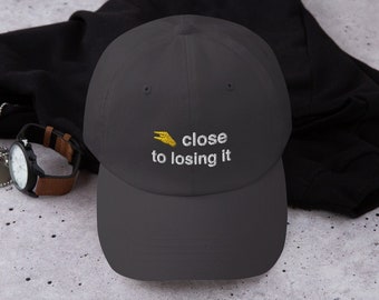 Cappello da papà ricamato "Sono così vicino" - Regalo sarcastico e umoristico