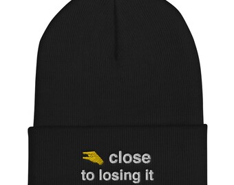 così vicino a perderlo - divertente emoji Beanie - berretto con messaggio di testo