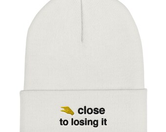 questo vicino a perderlo - divertente emoji Beanie - stile di testo minimalista