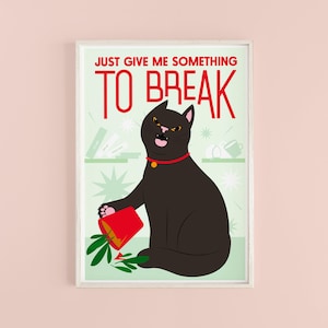 Pode incluir: Uma impressão artística emoldurada com um gato preto com uma expressão zangada, coleira vermelha e derrubando um vaso de flores vermelho. O texto vermelho no topo diz: "JUST GIVE ME SOMETHING TO BREAK".
