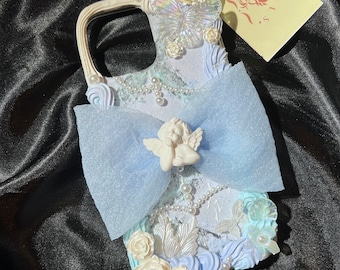 Hellblaue Schleife im Barock-Stil Decoden Handytasche für alle Marken