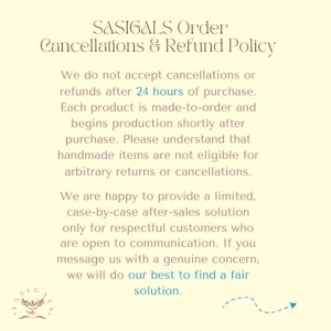 以下が含まれることがあります： 「SASIGALS Order Cancellations & Refund Policy」のテキストが入ったクリーム色のグラフィック。手作りの商品のキャンセル、払い戻し、アフターサービスに関するショップのポリシーについて説明しています。