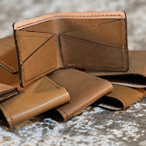 Cartera de dos pliegues, de piel de grano superior curtida vegetal, hecha a mano.