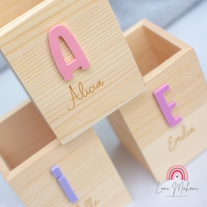 Personalisierter Stiftebecher aus Holz, perfektes Geschenk zur Einschulung. Name graviert, Anfangsbuchstaben aus Acryl aus Farbe nach Wahl. Bild 2