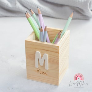 Personalisierter Stiftebecher aus Holz, perfektes Geschenk zur Einschulung. Name graviert, Anfangsbuchstaben aus Acryl aus Farbe nach Wahl. Bild 1