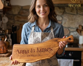 Tabla de cortar de madera con borde natural personalizada con orificio para colgar - Bandeja de servir artesanal única