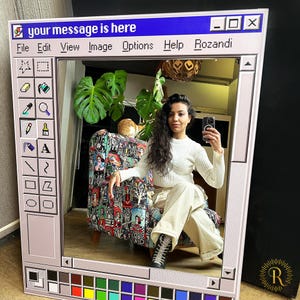 Op de afbeelding: Een rechthoekige spiegel omlijst met een grafisch ontwerp dat een klassieke computersoftware-interface nabootst. Het frame bevat een werkbalk met iconen, een menubalk met de tekst 'File Edit View Image Options Help Rozandi' en een kleurenpalet.