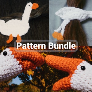 Peut inclure: Ensemble de patrons de crochet comprenant trois modèles de canards différents : une pince à cheveux, un élastique à cheveux et une paire de marionnettes à doigts. Les modèles de canards sont blancs avec des becs et des pieds orange. Le texte « Pattern Bundle » est visible sur l’image.