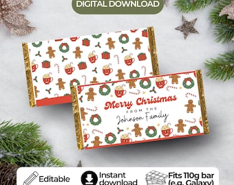 Puede incluir: Dos envoltorios de barras de chocolate con un diseño navideño festivo. Los envoltorios presentan hombres de jengibre, tazas de cacao, bastones de caramelo y coronas. Un envoltorio dice "Feliz Navidad de la familia Johnson."